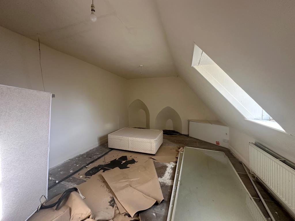 Lot: 22 - TWO-BEDROOM HOUSE FOR REFURBISHMENT - Bedroom two